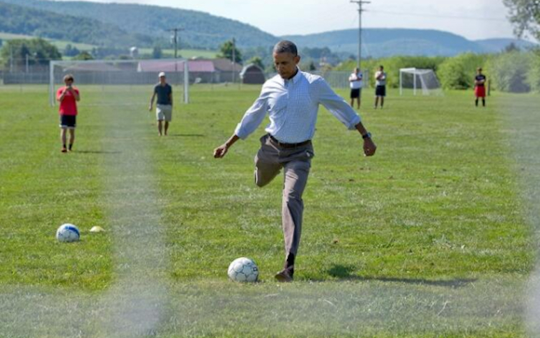 USA: le football, une nouvelle passion pour l'ex-président Barack Obama? (Vidéo)